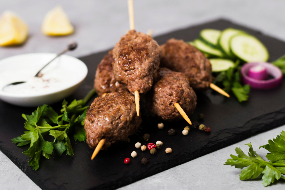 Kofta wołowa na patyczkach – przepis na soczyste szaszłyki z grilla i piekarnika